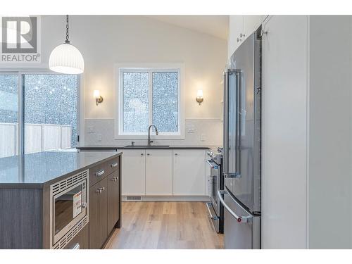 2250 Coldwater Drive, Kamloops, BC - Indoor Photo Showing Kitchen With Upgraded Kitchen