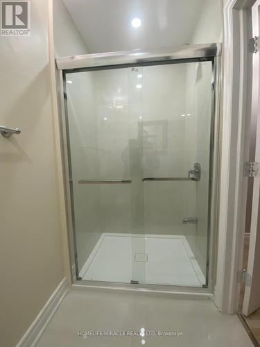 Upper - 32 Gable Place, Brampton, ON - Indoor Photo Showing Bathroom