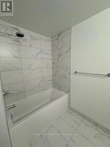 302 - 181 Sheppard Avenue, Toronto, ON - Indoor Photo Showing Bathroom