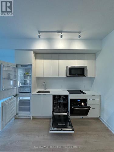 302 - 181 Sheppard Avenue, Toronto, ON - Indoor Photo Showing Kitchen