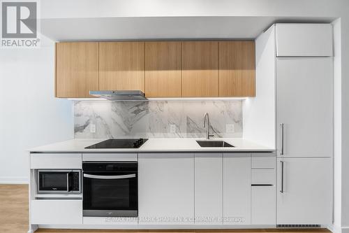 Lph32 - 1100 Sheppard Avenue W, Toronto, ON - Indoor Photo Showing Kitchen