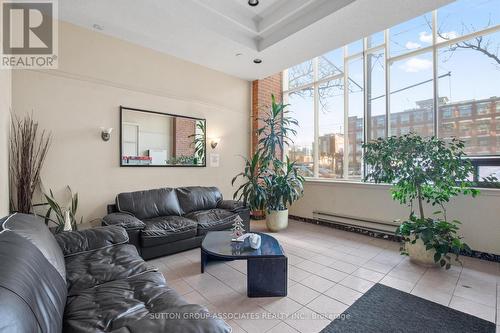 503 - 456 College Street, Toronto, ON - Indoor Photo Showing Living Room