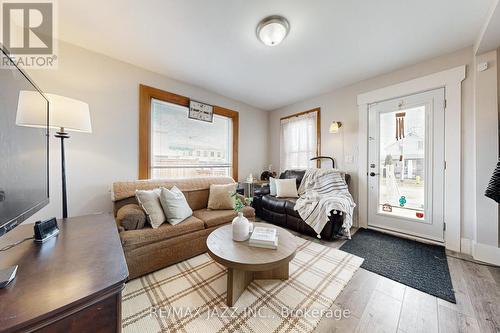 656 Hortop Street, Oshawa (O'Neill), ON - Indoor Photo Showing Living Room