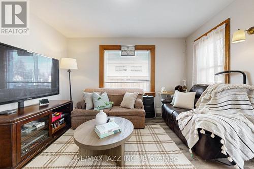 656 Hortop Street, Oshawa (O'Neill), ON - Indoor Photo Showing Living Room