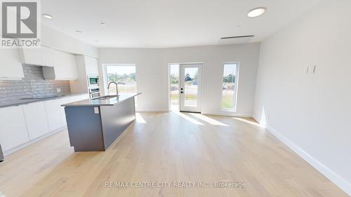 107B - 2082 Lumen Drive, London, ON - Indoor Photo Showing Kitchen