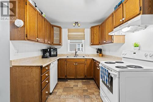 112 Clara Street, Thorold (556 - Allanburg/Thorold South), ON - Indoor Photo Showing Kitchen With Double Sink