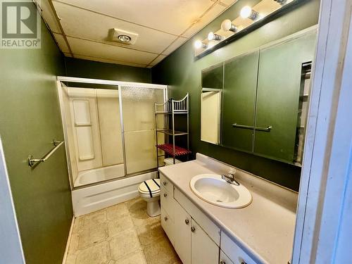 9804 17 Street, Dawson Creek, BC - Indoor Photo Showing Bathroom