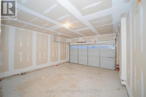 126 Sunset Way, Thorold, ON - Indoor Photo Showing Garage