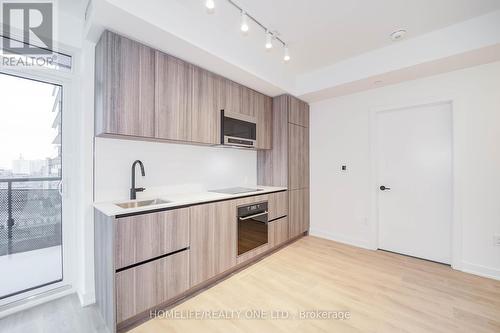 1111 - 117 Broadway Avenue, Toronto, ON - Indoor Photo Showing Kitchen