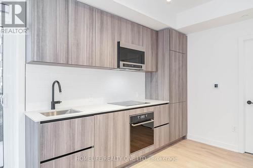 1111 - 117 Broadway Avenue, Toronto, ON - Indoor Photo Showing Kitchen