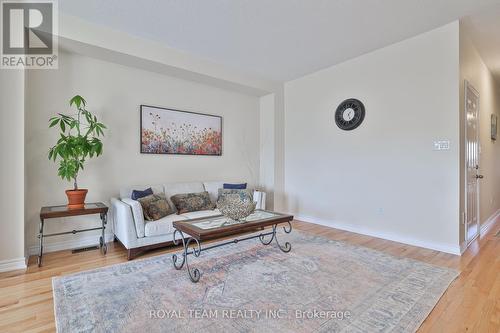 1246 Peelar Crescent, Innisfil, ON - Indoor Photo Showing Living Room