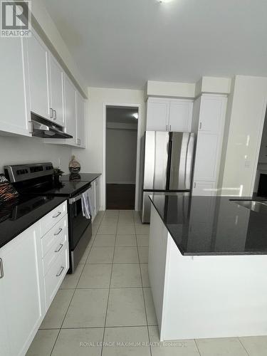 15 Morning Sparrow Drive, Vaughan, ON - Indoor Photo Showing Kitchen