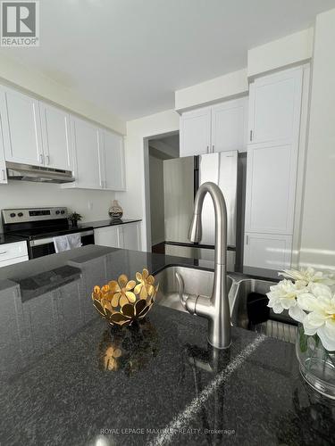 15 Morning Sparrow Drive, Vaughan, ON - Indoor Photo Showing Kitchen With Double Sink With Upgraded Kitchen