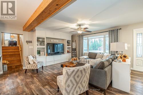 45 Evergreen Avenue, Tiny, ON - Indoor Photo Showing Living Room