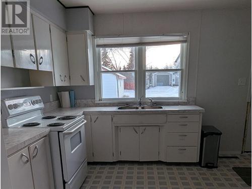 4903 48 Avenue, Pouce Coupe, BC - Indoor Photo Showing Kitchen With Double Sink