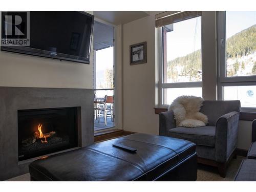 2950 Camozzi Road Unit# 2533, Revelstoke, BC - Indoor Photo Showing Living Room With Fireplace