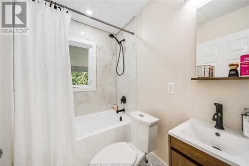 228 Prado, Windsor, ON - Indoor Photo Showing Bathroom