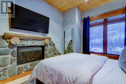 1783 Greywolf Drive, Panorama, BC - Indoor Photo Showing Bedroom With Fireplace