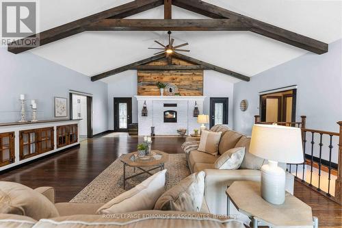 3033 Mclaughlin Road, Whitewater Region, ON - Indoor Photo Showing Living Room