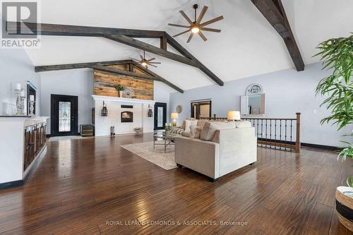 3033 Mclaughlin Road, Whitewater Region, ON - Indoor Photo Showing Living Room