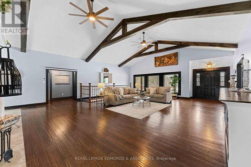 3033 Mclaughlin Road, Whitewater Region, ON - Indoor Photo Showing Living Room