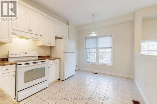 682 Summers Common, Burlington, ON - Indoor Photo Showing Kitchen