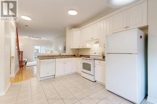 682 Summers Common, Burlington, ON - Indoor Photo Showing Kitchen