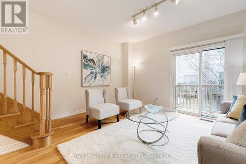 682 Summers Common, Burlington, ON - Indoor Photo Showing Living Room