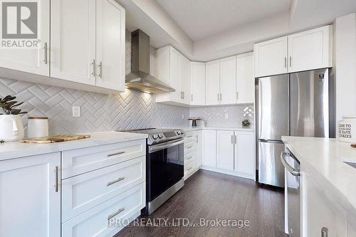 15 Dresser Lane, Hamilton, ON - Indoor Photo Showing Kitchen With Upgraded Kitchen