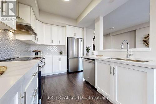 15 Dresser Lane, Hamilton, ON - Indoor Photo Showing Kitchen