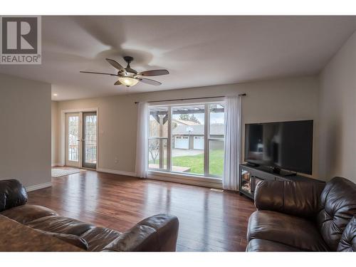 731 Columbia Place, Oliver, BC - Indoor Photo Showing Living Room