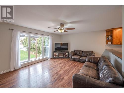 731 Columbia Place, Oliver, BC - Indoor Photo Showing Living Room