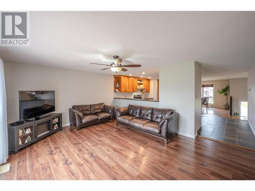 731 Columbia Place, Oliver, BC - Indoor Photo Showing Living Room