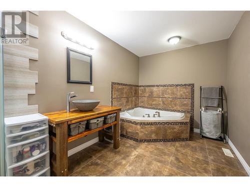 731 Columbia Place, Oliver, BC - Indoor Photo Showing Bathroom