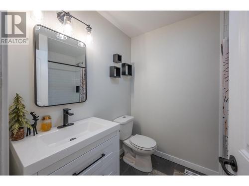 731 Columbia Place, Oliver, BC - Indoor Photo Showing Bathroom