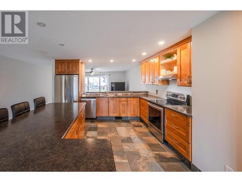 731 Columbia Place, Oliver, BC - Indoor Photo Showing Kitchen With Stainless Steel Kitchen