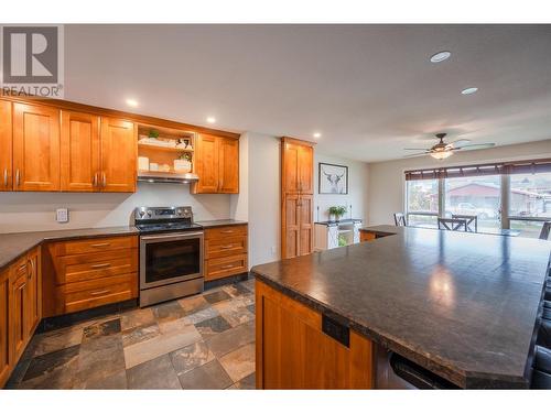 731 Columbia Place, Oliver, BC - Indoor Photo Showing Kitchen