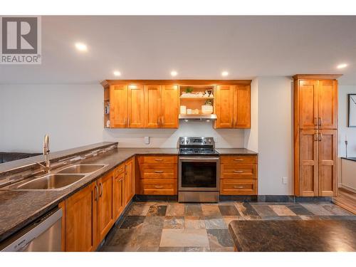 731 Columbia Place, Oliver, BC - Indoor Photo Showing Kitchen With Double Sink