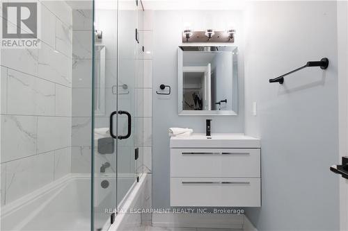 676 Bayshore Boulevard, Burlington, ON - Indoor Photo Showing Bathroom