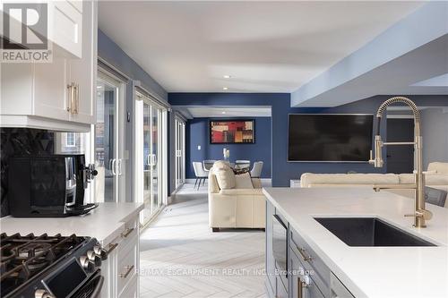 676 Bayshore Boulevard, Burlington, ON - Indoor Photo Showing Kitchen