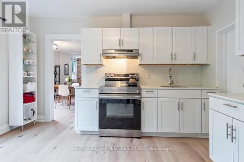 135 Deane Avenue, Oakville, ON - Indoor Photo Showing Kitchen