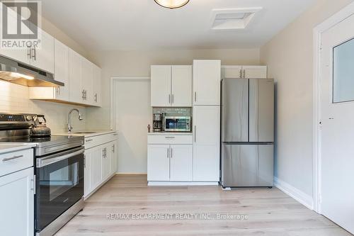 135 Deane Avenue, Oakville, ON - Indoor Photo Showing Kitchen