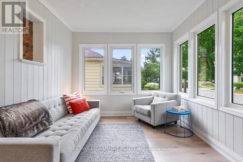 135 Deane Avenue, Oakville, ON - Indoor Photo Showing Living Room