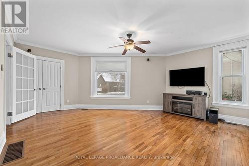 51 King Street, Prince Edward County (Picton), ON - Indoor Photo Showing Living Room