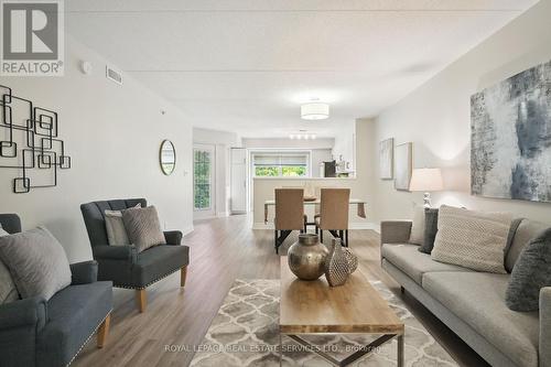 211 - 1450 Bishops Gate, Oakville, ON - Indoor Photo Showing Living Room