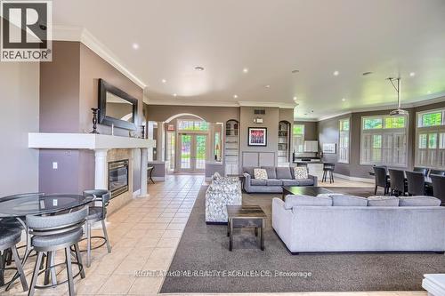 211 - 1450 Bishops Gate, Oakville, ON - Indoor Photo Showing Living Room