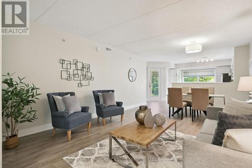 211 - 1450 Bishops Gate, Oakville, ON - Indoor Photo Showing Living Room