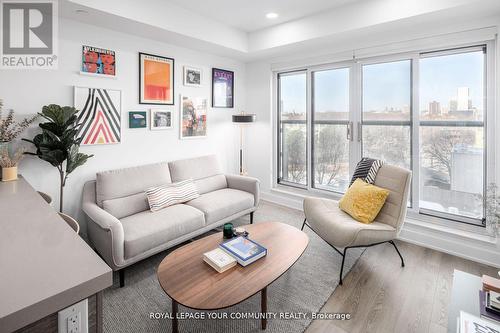 407 - 484 Spadina Avenue, Toronto, ON - Indoor Photo Showing Living Room