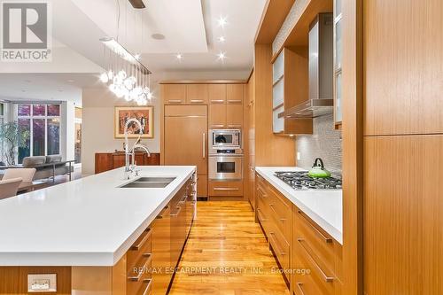 1414 Amber Crescent, Oakville, ON - Indoor Photo Showing Kitchen With Double Sink With Upgraded Kitchen