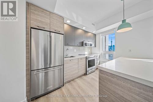 402 - 484 Spadina Avenue, Toronto, ON - Indoor Photo Showing Kitchen